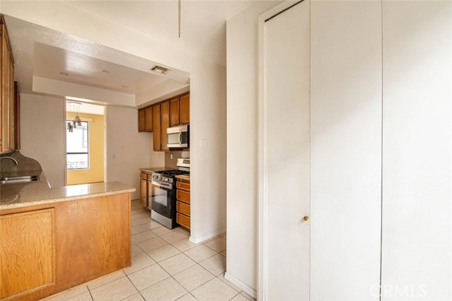 Detail Gallery Image 16 of 42 For 1244 Valley View Rd #129,  Glendale,  CA 91202 - 2 Beds | 2/1 Baths