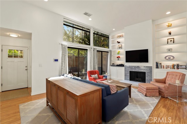 Detail Gallery Image 3 of 38 For 209 S Oakland Ave #D,  Pasadena,  CA 91101 - 3 Beds | 2/1 Baths