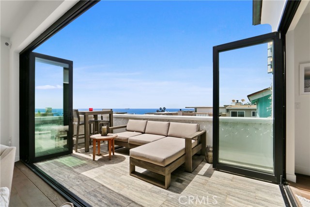 2215 Bayview Drive, Manhattan Beach, California 90266, 4 Bedrooms Bedrooms, ,3 BathroomsBathrooms,Residential,Sold,Bayview,SB21154345