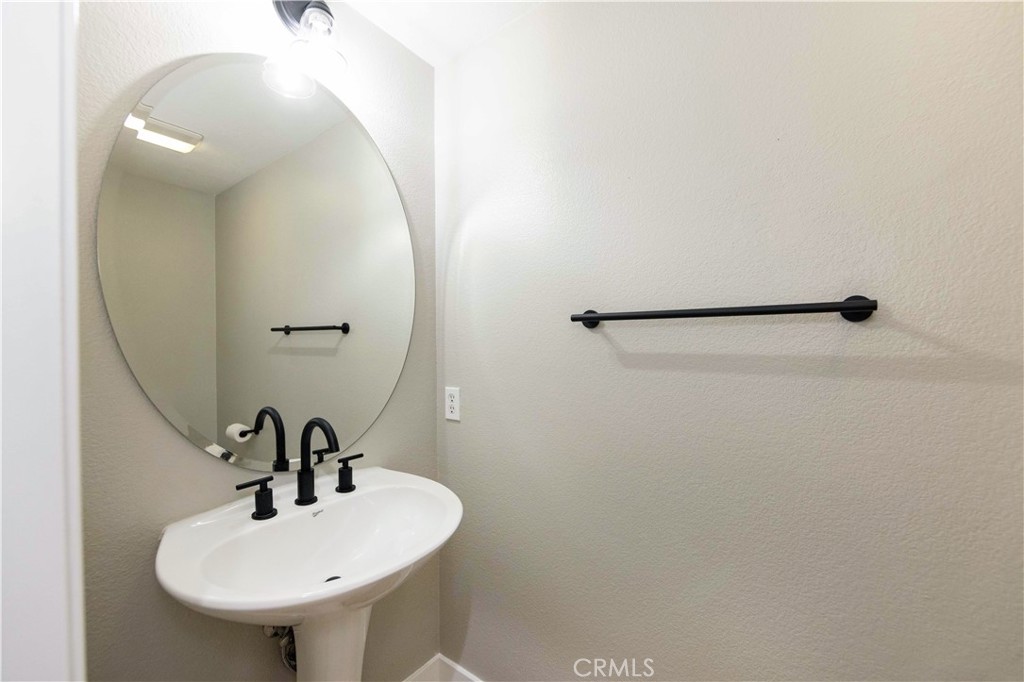 https://media.crmls.org/medias/9045be2e-1faa-47f0-b40c-79196a08cec0.jpg?preset=X-Large