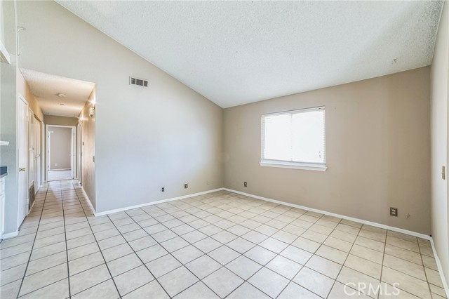 Detail Gallery Image 6 of 33 For 15056 Dakota St, Victorville,  CA 92394 - 3 Beds | 2 Baths