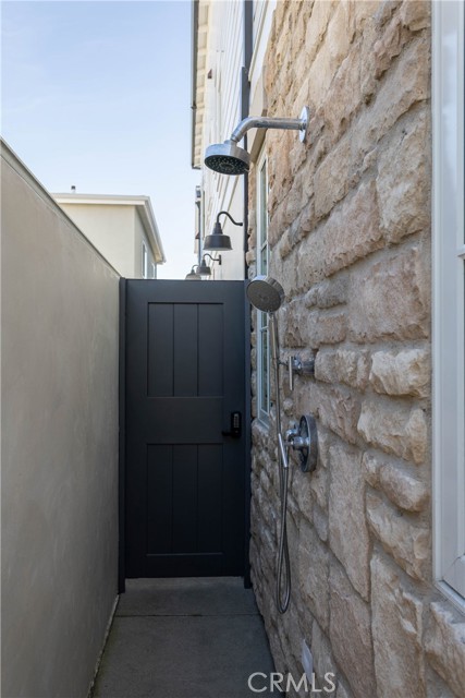 Detail Gallery Image 6 of 65 For 400 40th Street, Newport Beach,  CA 92663 - 7 Beds | 6/2 Baths