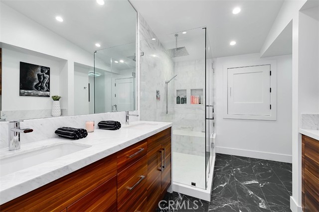2111 Vista Entrada, Newport Beach CA: https://media.crmls.org/medias/904aa11d-da4a-4478-b385-148bfcc74b87.jpg