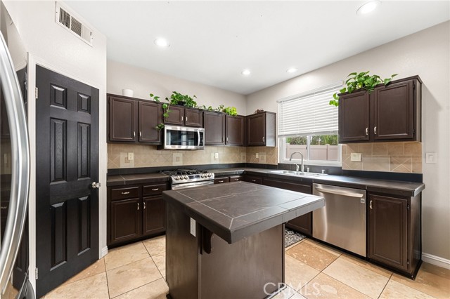 Detail Gallery Image 15 of 55 For 3905 Posada Ct, Oceanside,  CA 92058 - 3 Beds | 3 Baths