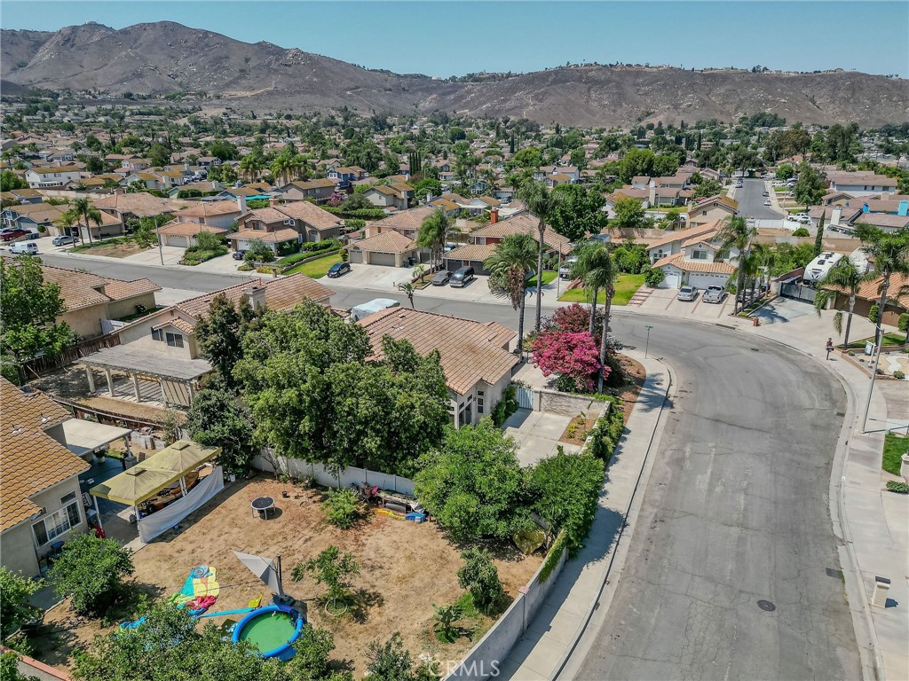 https://media.crmls.org/medias/904ee25e-e52a-4d98-84d7-e3ebf65032ef.jpg?preset=X-Large