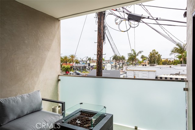 415 1/2 Marguerite Avenue, Corona del Mar CA: https://media.crmls.org/medias/9051fb27-9601-4e82-9279-dd354f75dc0d.jpg