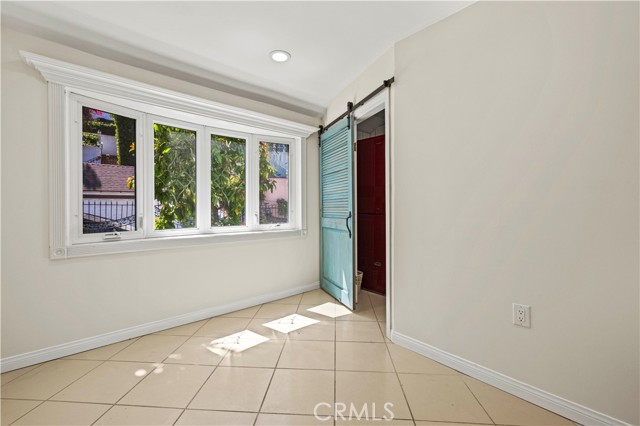3916 Carnavon Way, Los Angeles CA: https://media.crmls.org/medias/90554248-78cf-4b9b-bf76-16108aa16ea8.jpg