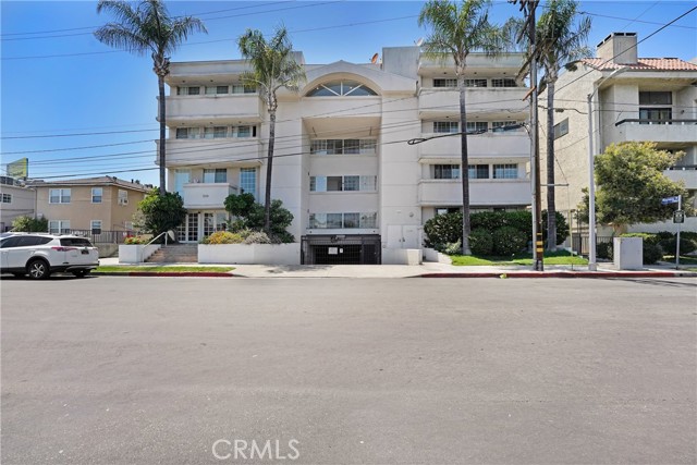 Detail Gallery Image 1 of 3 For 5219 Newcastle Ave #302,  Encino,  CA 91316 - 3 Beds | 2/1 Baths
