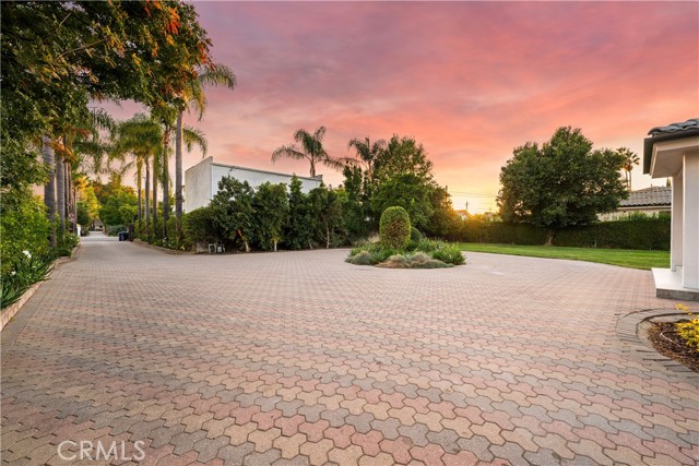 Detail Gallery Image 8 of 62 For 22901 Burbank Bld, Woodland Hills,  CA 91367 - 6 Beds | 4/1 Baths