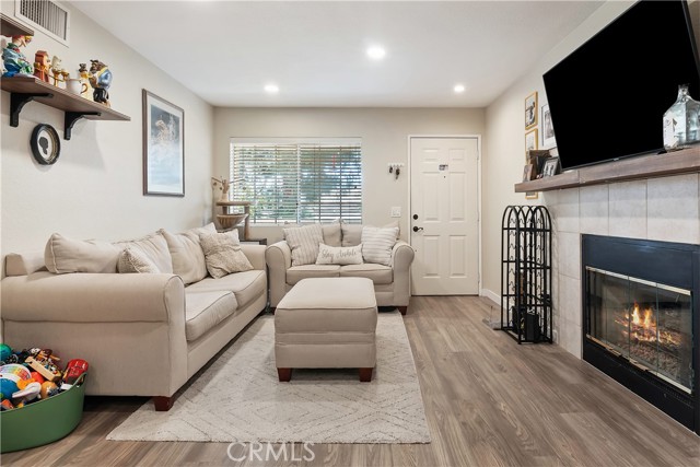 Detail Gallery Image 3 of 26 For 1195 Fitzgerald #G,  Simi Valley,  CA 93065 - 2 Beds | 2 Baths