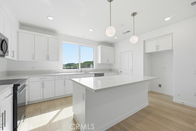 Detail Gallery Image 10 of 27 For 27341 Bear Creek Ln, Valencia,  CA 91381 - 3 Beds | 3/1 Baths