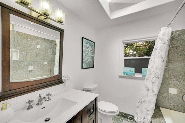 2025 Navy Street, Santa Monica CA: https://media.crmls.org/medias/90621d64-cc80-4c4a-8909-fdf61df1f389.jpg