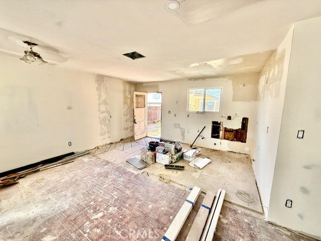 15021 15023 Sylvan, Van Nuys CA: https://media.crmls.org/medias/90622e48-439c-49aa-934c-e5acc0989850.jpg