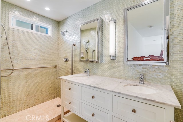 Detail Gallery Image 17 of 35 For 705 Iris, Corona Del Mar,  CA 92625 - 5 Beds | 4 Baths