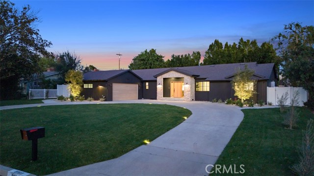 Detail Gallery Image 2 of 46 For 8960 Oak Park Ave, Northridge,  CA 91325 - 4 Beds | 3/1 Baths