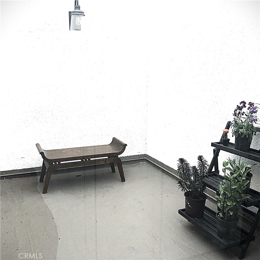 https://media.crmls.org/medias/90662d38-8f72-4c40-ab25-49773d0bfd4a.jpg?preset=X-Large