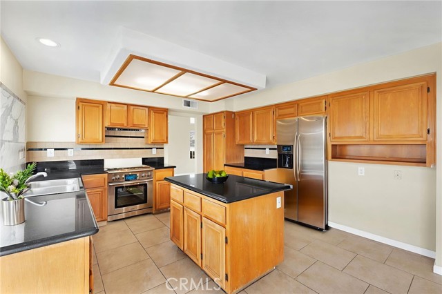 Detail Gallery Image 18 of 66 For 12734 Trotters Ln, Victorville,  CA 92392 - 3 Beds | 3 Baths