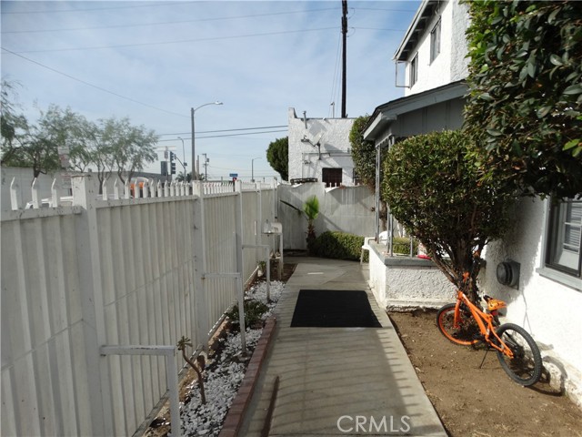 Detail Gallery Image 4 of 28 For 1771 104th St, Los Angeles,  CA 90047 - 2 Beds | 2 Baths