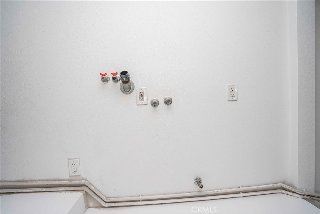 https://media.crmls.org/medias/9073264b-58bf-47ac-ab76-990210ca1175.jpg?preset=X-Large