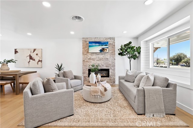 Detail Gallery Image 4 of 18 For 15801 Carrie Ln, Huntington Beach,  CA 92647 - 3 Beds | 2 Baths
