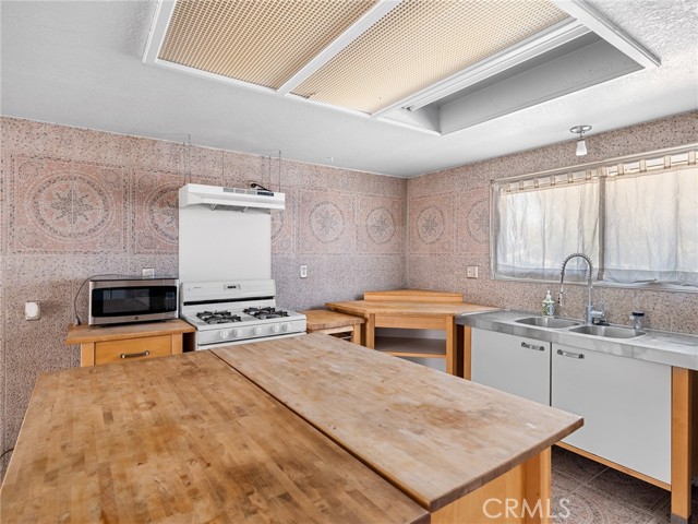 18425 Owatonna Road, Apple Valley CA: https://media.crmls.org/medias/9075b546-598e-46d1-8ec1-ea303b7bc040.jpg
