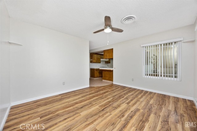 Detail Gallery Image 7 of 36 For 4709 Morro Dr, Bakersfield,  CA 93307 - 3 Beds | 2/1 Baths