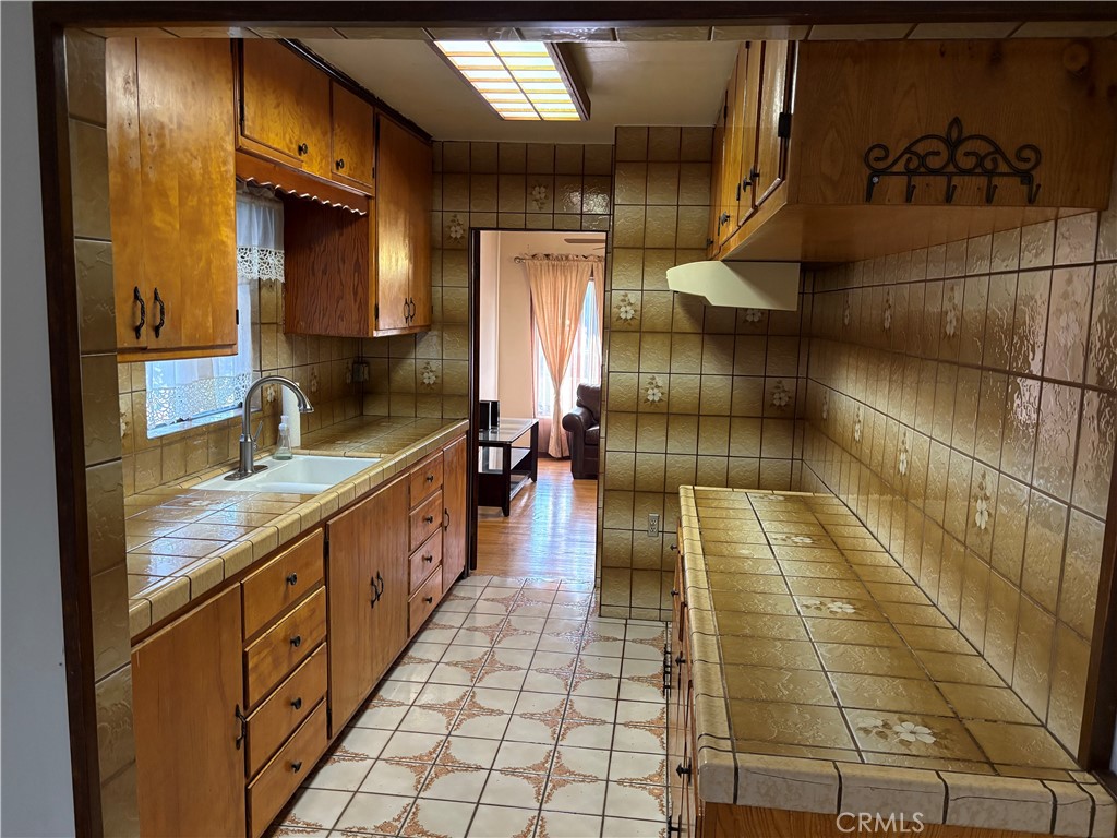 https://media.crmls.org/medias/9077f751-ee44-4fcf-b5b6-5b075c6d1354.jpg?preset=X-Large