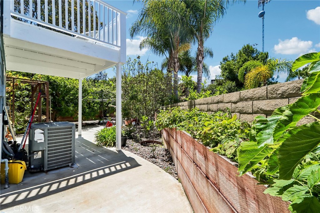 https://media.crmls.org/medias/9078c4b7-adb2-42f0-9840-3806f55f5b81.jpg?preset=X-Large