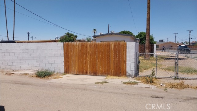 982 E Barnard Street, Blythe CA: https://media.crmls.org/medias/90791229-8b84-4f88-96b1-308deb5779e7.jpg