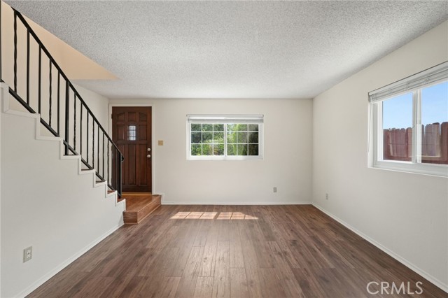 Detail Gallery Image 4 of 26 For 16015 Olympiad Ln #B,  Lake Balboa,  CA 91406 - 2 Beds | 1/1 Baths