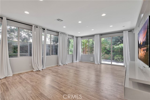 Detail Gallery Image 3 of 20 For 191 Bright Poppy, Irvine,  CA 92618 - 3 Beds | 2/1 Baths