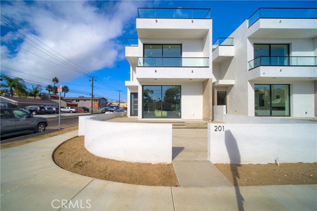 Detail Gallery Image 28 of 34 For 203 Indianapolis Ave, Huntington Beach,  CA 92648 - 3 Beds | 4/1 Baths