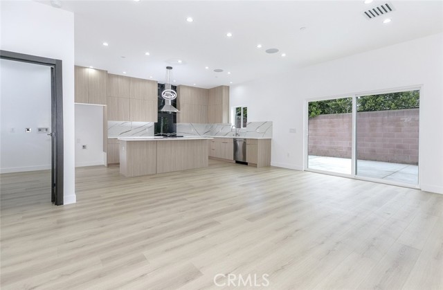 15009 Wyandotte Street, Van Nuys CA: https://media.crmls.org/medias/907f3e83-75d2-4ab3-b514-7e28ffcbb157.jpg