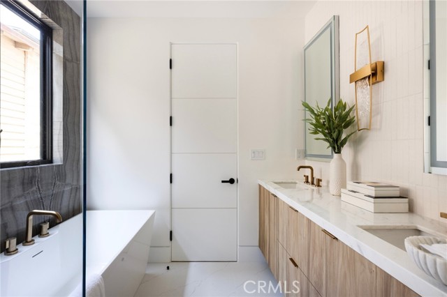 303 1/2 Goldenrod Avenue, Corona del Mar CA: https://media.crmls.org/medias/908531fc-05d0-4a24-959f-6b2ef28a3cb7.jpg