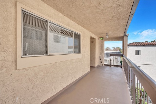 6151 Canterbury Drive, Culver City CA: https://media.crmls.org/medias/9089d521-bcdd-4e22-a0d1-e04547985b84.jpg