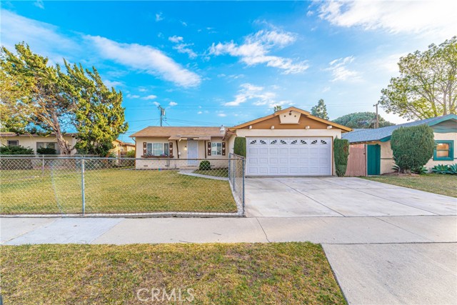 Lovely single-story home in the desirable city of Garden Grove! This home features 3 bedrooms and 1.5 bathrooms. The cozy living room is complemented by spacious bedrooms and a large family room, perfect for gatherings. The front yard is enclosed with an iron fence, providing privacy. Conveniently located near Little Saigon, schools, restaurants, shopping centers, and freeways 22 and 405. A must-see!