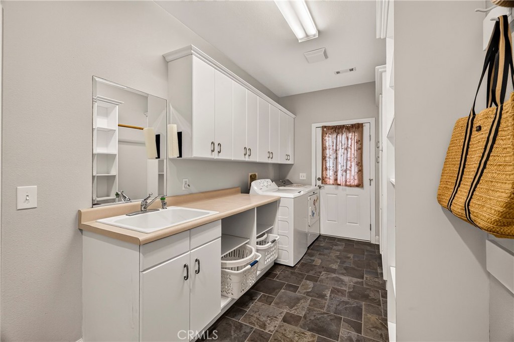 https://media.crmls.org/medias/908c49c9-0380-4f98-8c0a-80444c773a3b.jpg?preset=X-Large