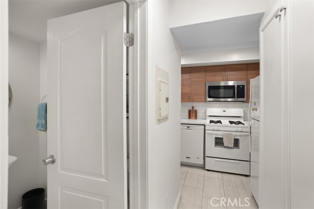 Detail Gallery Image 14 of 43 For 13030 Valleyheart Drive #101,  Studio City,  CA 91604 - 2 Beds | 2/1 Baths
