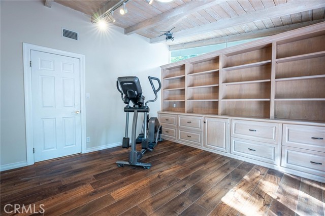 24208 Heritage Lane, Newhall CA: https://media.crmls.org/medias/9091d62f-9e1d-45b2-aac7-fc2010821b76.jpg