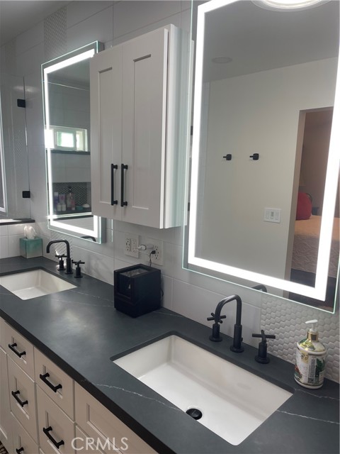 Detail Gallery Image 14 of 22 For 119 via Zurich, Newport Beach,  CA 92663 - 3 Beds | 2 Baths