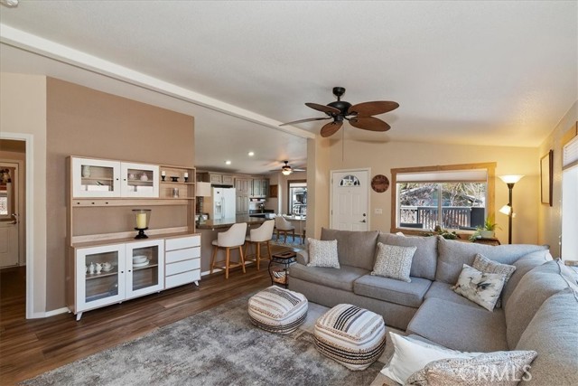 391 Montclair Dr, Big Bear City CA: https://media.crmls.org/medias/90940313-8360-4e0a-9813-8a9f91394d9b.jpg