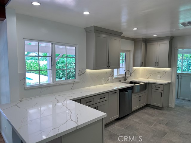 Detail Gallery Image 13 of 47 For 5369 Topeka Dr, Tarzana,  CA 91356 - 3 Beds | 2/1 Baths
