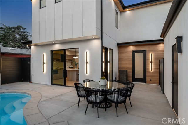 555 N Plymouth Boulevard, Hancock Park CA: https://media.crmls.org/medias/90949d0e-102d-423f-b2f5-d98be219baa9.jpg