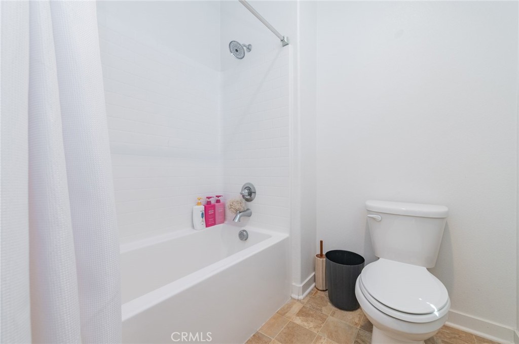 https://media.crmls.org/medias/909886ac-1cd8-4915-9a1e-119f5781a9a4.jpg?preset=X-Large