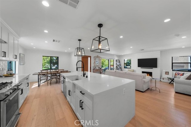 1834 Stearns Drive, Los Angeles CA: https://media.crmls.org/medias/909b6ca7-fd25-4610-a281-00aad9010850.jpg