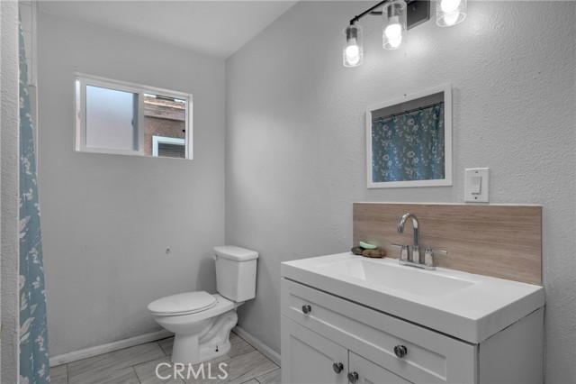 2200 E 105th Street, Los Angeles CA: https://media.crmls.org/medias/909cc780-436e-4234-b48c-ad8a1a195db7.jpg