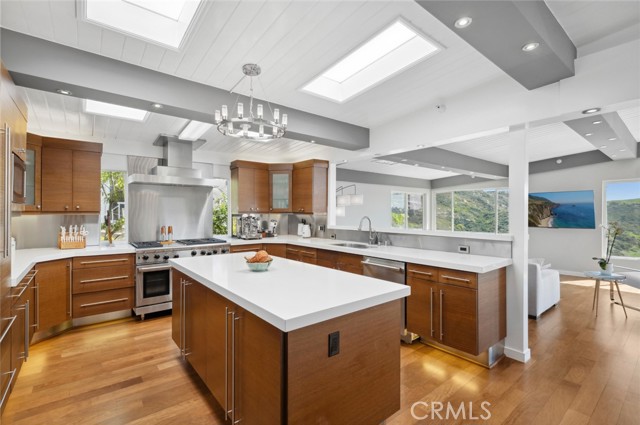 2085 Temple Hills Drive, Laguna Beach CA: https://media.crmls.org/medias/909f580b-b9b7-412f-b37c-d8f5596c2f0a.jpg
