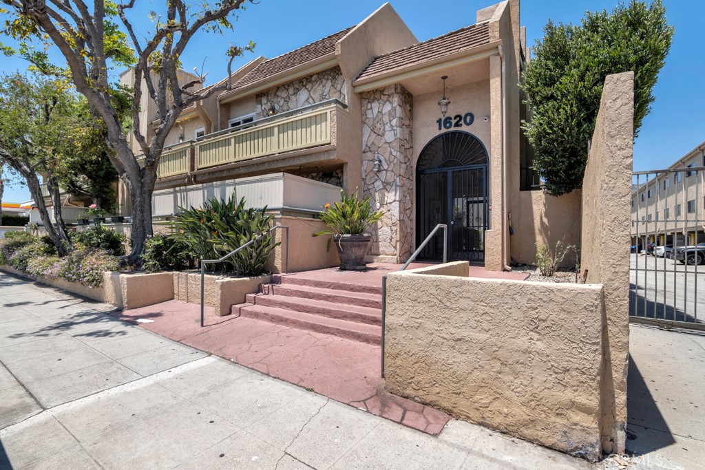 1620 N San Fernando #52