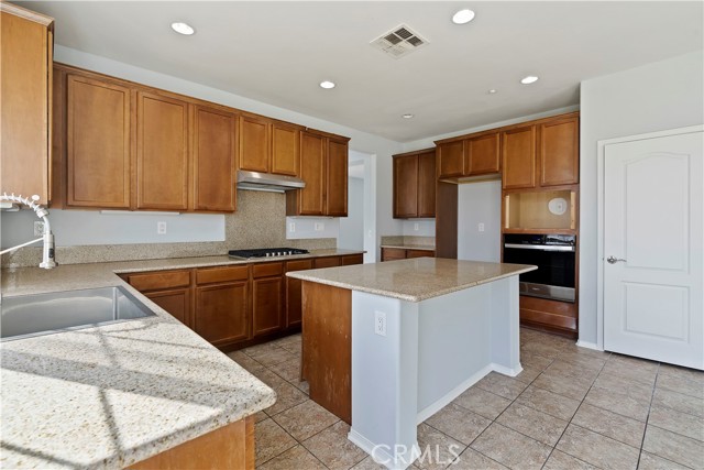 Detail Gallery Image 11 of 39 For 6825 Tahoe Way, Fontana,  CA 92336 - 4 Beds | 2/1 Baths
