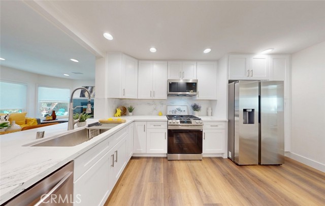 Detail Gallery Image 6 of 16 For 5672 Pepperwood, Lakewood,  CA 90712 - 4 Beds | 3 Baths